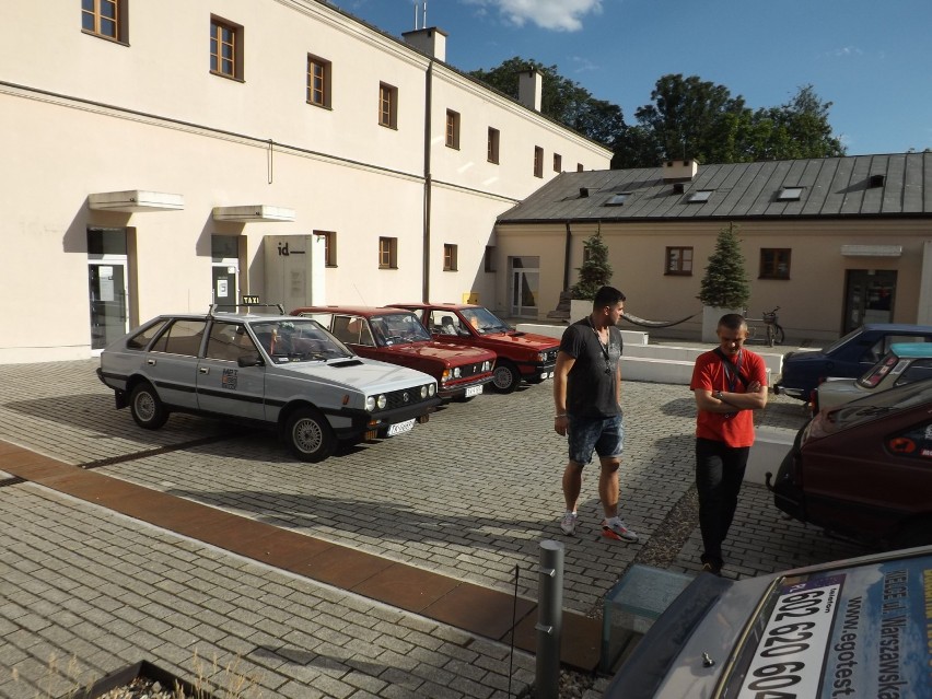 Polskie klasyki motoryzacji przyjechały pod Wzgórze Zamkowe w Kielcach (WIDEO, zdjęcia)  