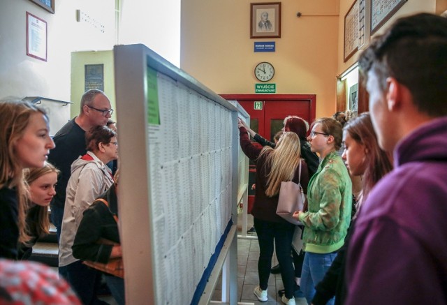 Wyniki rekrutacji do szkół średnich ogłoszono w piątek 5.07.2019 r. o godz. 10. Na zdjęciu XIX LO w Gdańsku, jedno z najpopularniejszych liceów w Trójmieście w 2019 r.