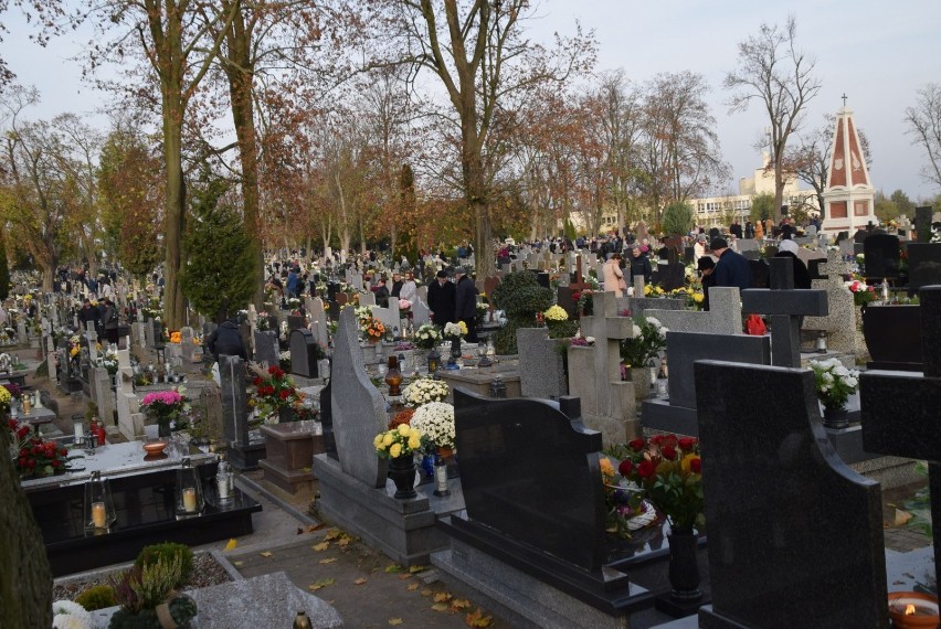 Wszystkich Świętych: Gnieźnianie odwiedzili groby swoich bliskich [FOTO]