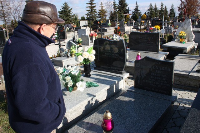 Andrzej Brzózka zachęca do odwiedzania grobów żołnierzy