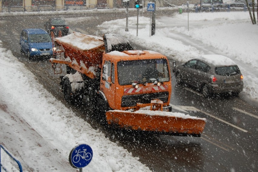 Kilkanaście kolizji - trudne warunki na drogach z powodu ataku zimy