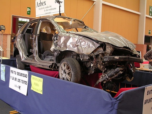 Źródło: http://commons.wikimedia.org/wiki/File:Car_crash_zaragoza.jpg