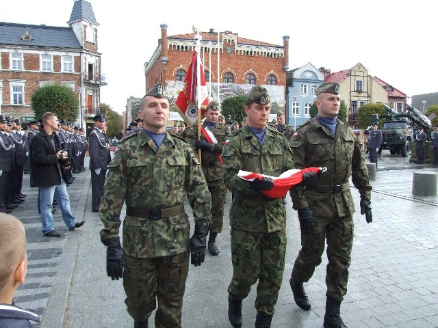 kompania honorowa jednostki z Rzucewa ze sztandarem