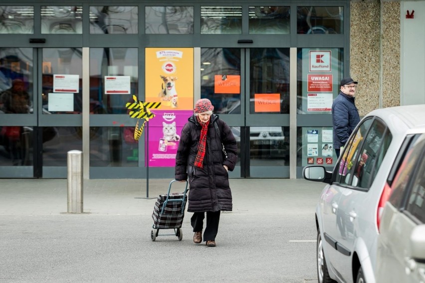 Godziny dla seniorów paraliżują pracę sklepów! "Czy mamy angażować policję do utrzymywania porządku?"