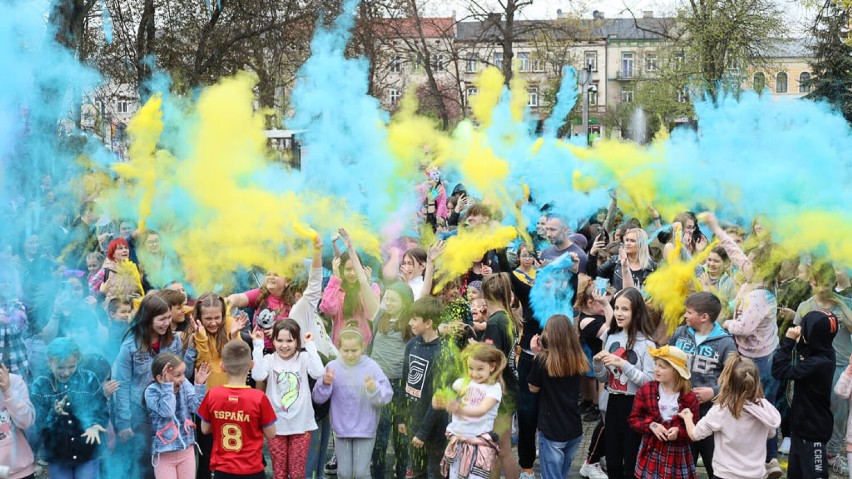Święto Kolorów 2022 w Radomsku. Tak wygląda eksplozja kolorów w barwach Ukrainy. ZDJĘCIA, FILM