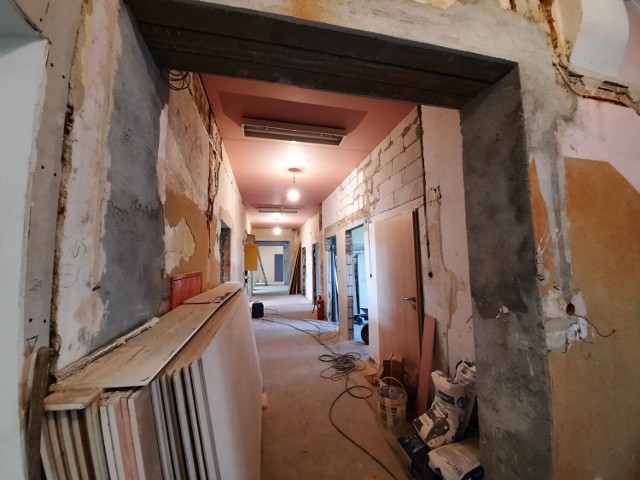 Tymi korytarzami chodzili Tadeusz Ślusarski czy Janusz Rewiński, dziś mieści się tu Miejski Ośrodek Pomocy Społecznej
