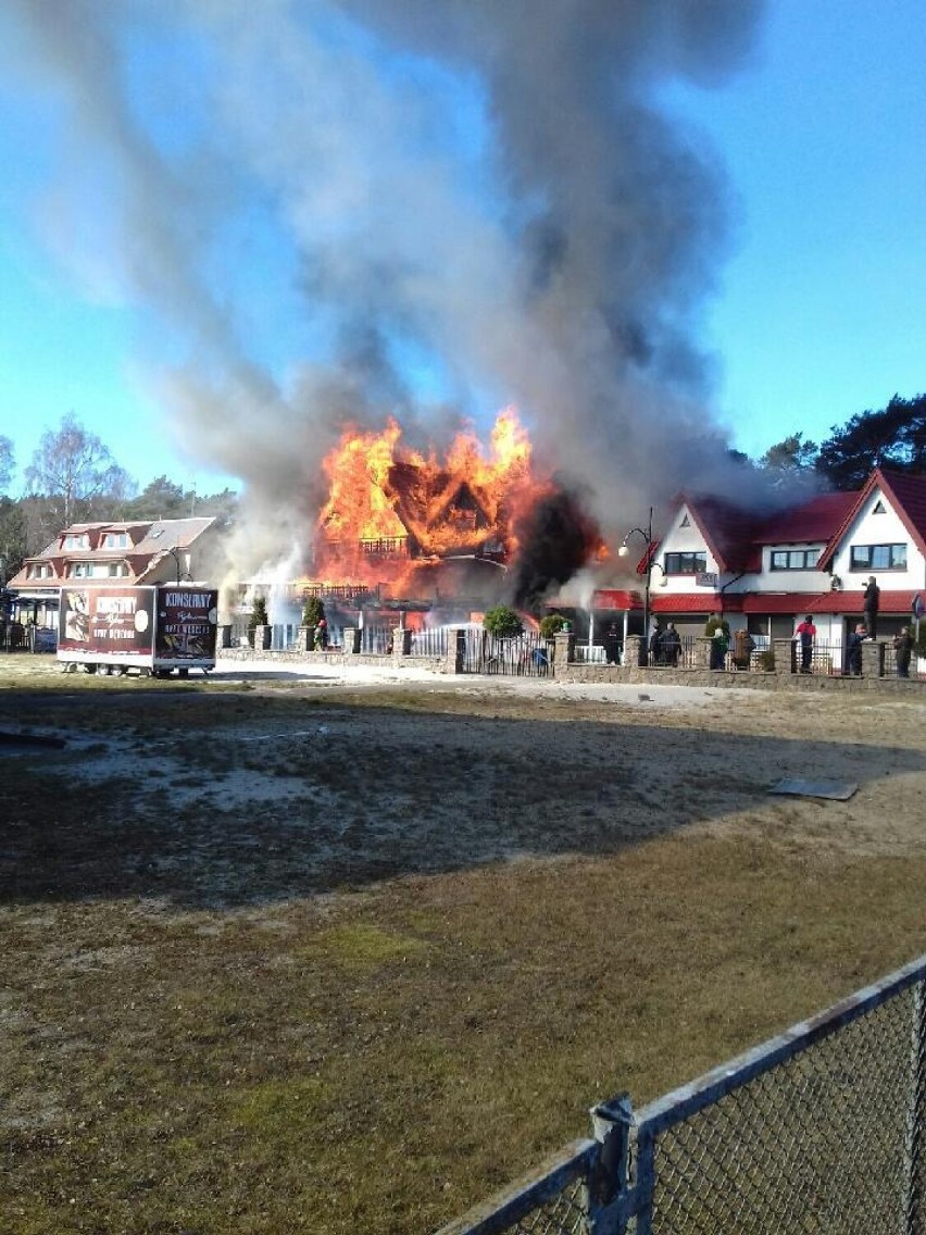 Ogromny pożar w Łebie. Płonie Łebska Chata. Ogień przeniósł się też na sąsiednie budynki