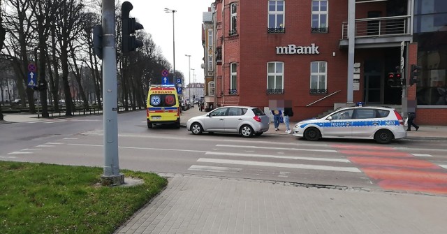 Potrącenie na pasach na skrzyżowaniu ulic Kopernika i Sienkiewicza w Słupsku.