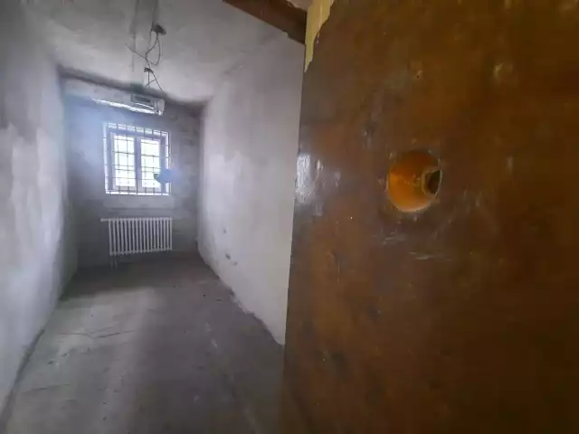 Była cela aresztu znajduje się w piwnicy willi Jaehnego przy ul. Kosynierów Gdyńskich w Gorzowie.