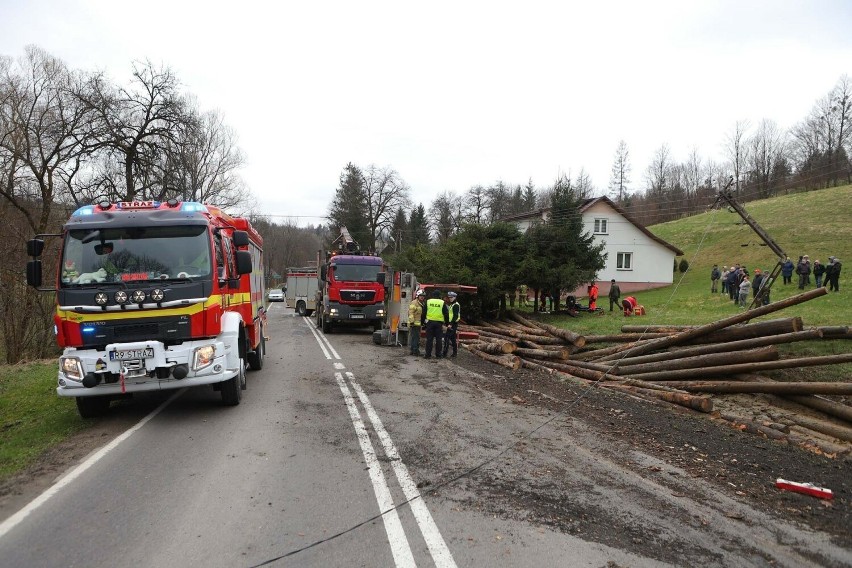 Groźny wypadek na DK 28 w Boguszówce koło Birczy: Ciężarówka wypadła z drogi