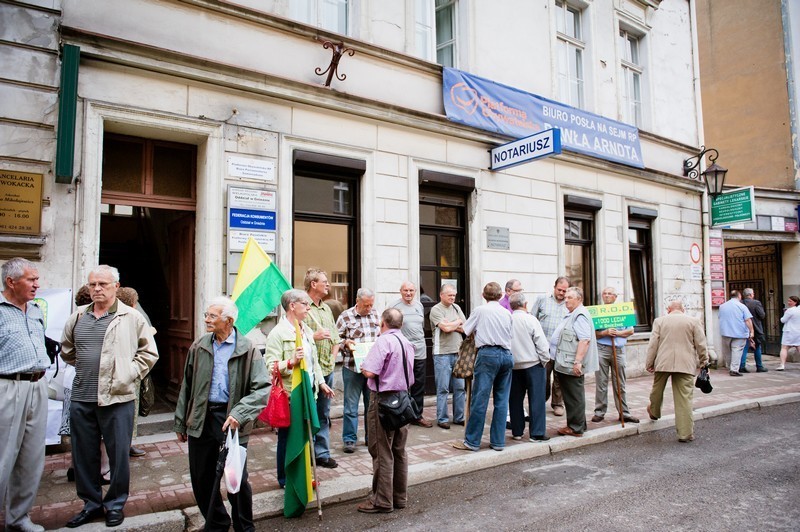 Gniezno: Działkowcy protestowali pod biurem posła PO - Pawła Arndta