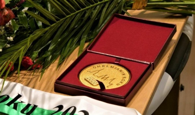 Chełmianin Roku uhonorowany zostaje okolicznościowym medalem, otrzymuje też akt nadania tytułu.