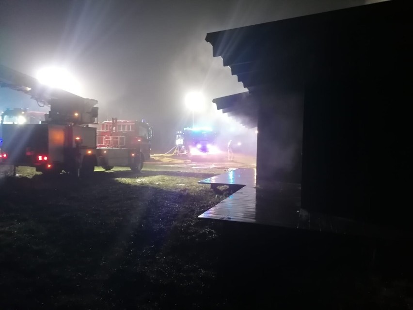 Pożar budynku mieszkalnego w Piłce. Ogień wybuchł w piątkowy wieczór [ZDJĘCIA]