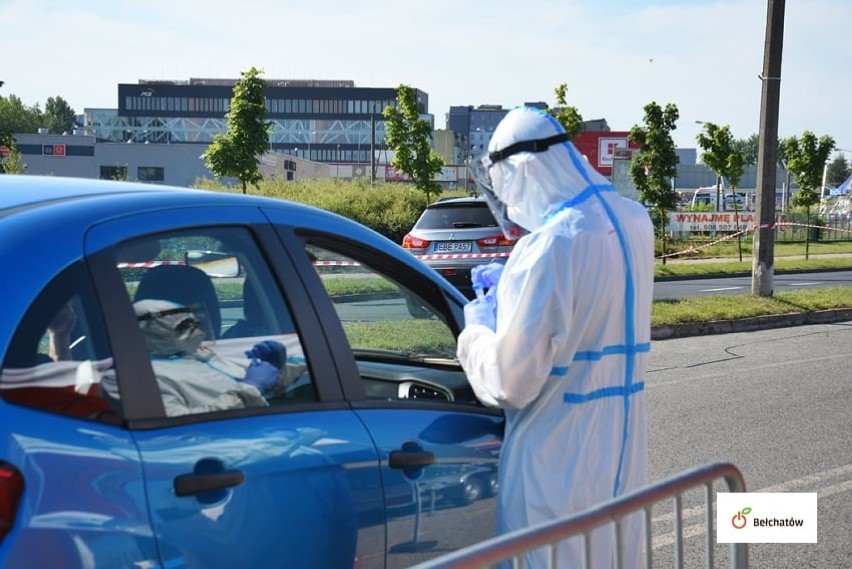 Mobilny punkt badań na koronawirusa, drive-thru, w...