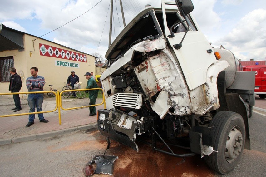 Zderzenie dwóch samochodów ciężarowych i osobowego w Paradyżu. Cztery osoby poszkodowane (ZDJĘCIA)