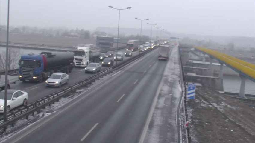 Utrudnienia na autostradowej obwodnicy Krakowa. Na A4 zapaliła się ciężarówka