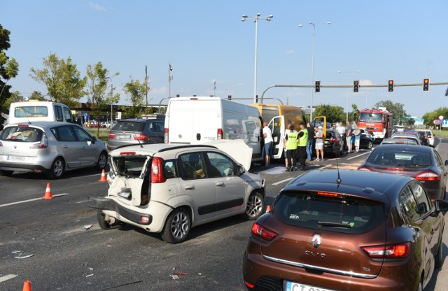 Dzisiaj (03.08) na Szosie Lubickiej w Toruniu doszło do zderzenia 8 pojazdów, w wyniku którego jedna osoba trafiła do szpitala. W zdarzeniu brały udział dwa samochody dostawcze oraz 6 osobowych. Możliwe utrudnienia w ruchu. Środkowy pas jezdni był zablokowany.

Zobacz także: Przestępcy z Kujawsko-Pomorskiego. Zobacz czy nie mieszkają obok Ciebie? [ZDJĘCIA]