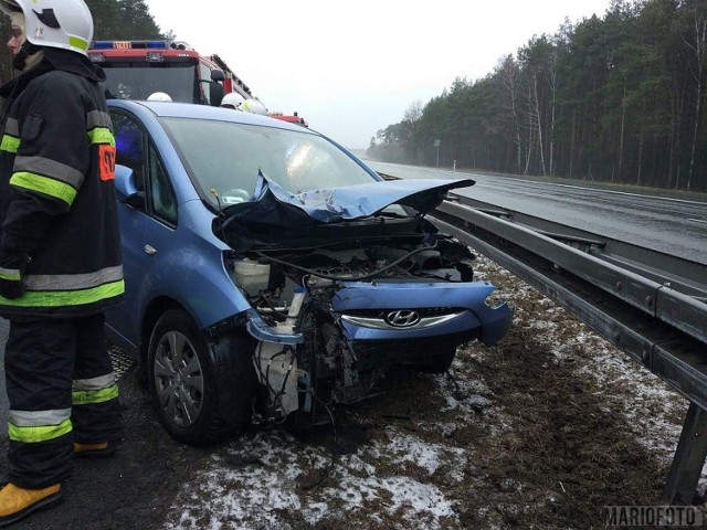 Około godz. 9.30 na 234. km A4 na pasie w kierunku Katowic (na wysokości Jaśkowic w powiecie opolskim) doszło do zderzenia hyundaia z samochodem obsługi autostrady. Obaj kierujący pojazdami zostali odwiezieni do szpitala. Nie ma utrudnień na autostradzie.