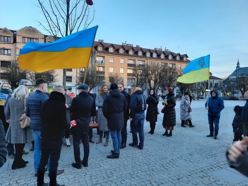 Protest przeciwko agresji Rosji na Ukrainę. Na Rynku w Ostrowcu powiewały ukraińskie flagi. Zobaczcie zdjęcia i film