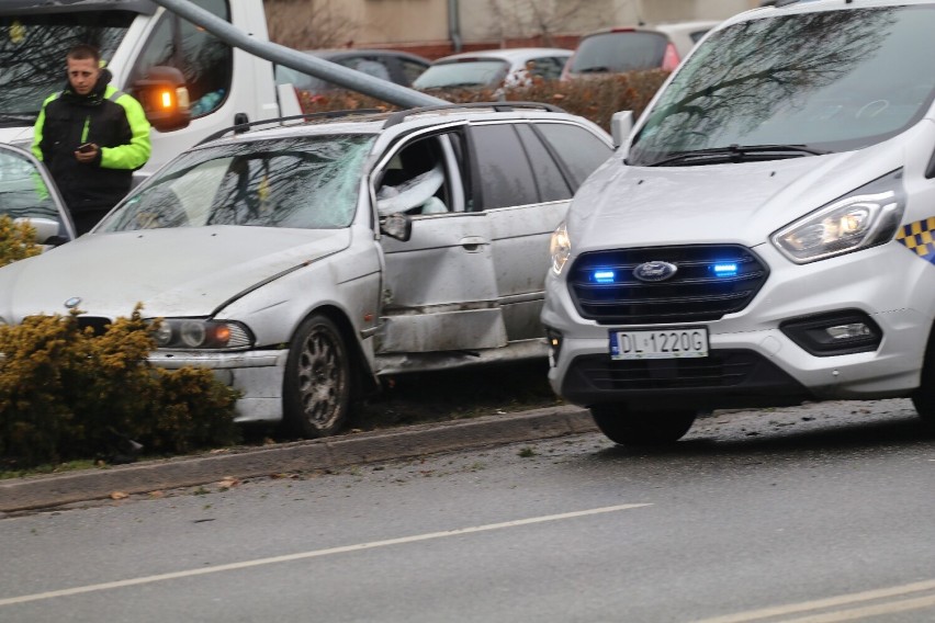 Wypadek na ulicy Witelona w Legnicy, młody kierowca skosił latarnie, zdjęcia