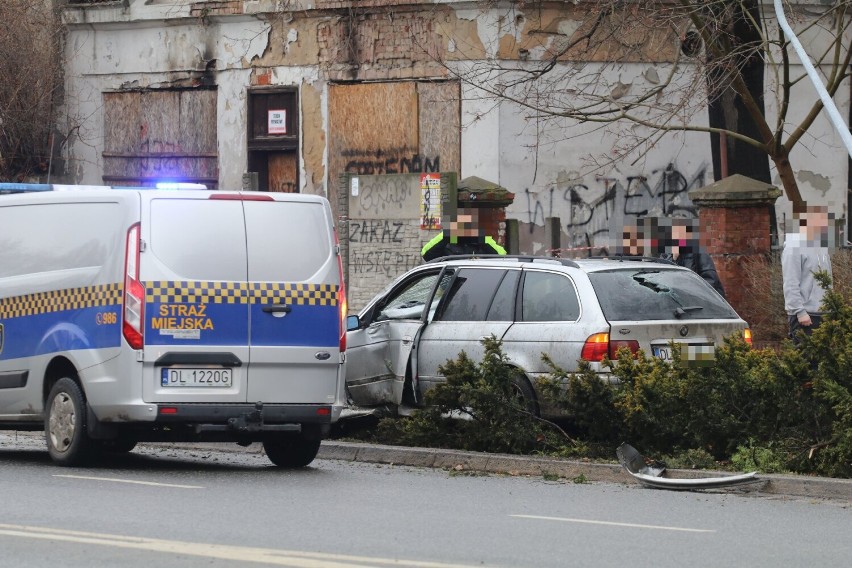 Wypadek na ulicy Witelona w Legnicy, młody kierowca skosił latarnie, zdjęcia