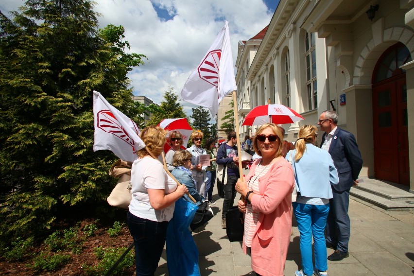 Reforma edukacji. Rodzice protestują pod Gimnazjum nr 1 w Łodzi [ZDJĘCIA]