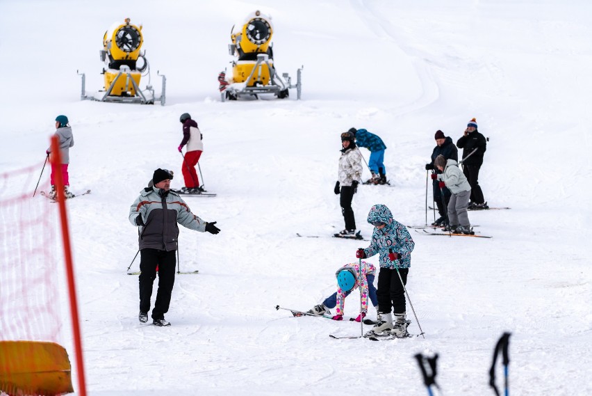 Krynica-Zdrój. Dobre warunki na stokach przyciągnęły narciarzy [ZDJĘCIA]