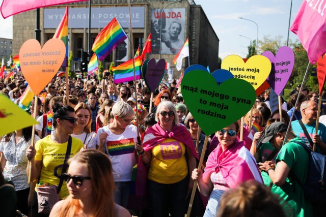 Radni z gminy Łososina Dolna uważają, że  lesbijki, geje, osoby biseksualne i transpłciowe (LGBT) zagrażają wspólnocie narodowej. Na zdjęciu marsz równości z 19 maja w Krakowie