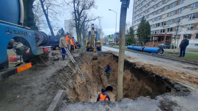 Do uszkodzenia rury doszło na wysokości akademika przy ul. Piłsudskiego.