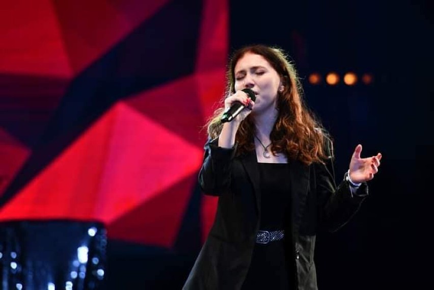 Adrianna Włodarczyk z Wielunia otrzymała nagrodę specjalną na XVIII Festiwalu Muzyki Rozrywkowej im. Bogusława Klimczuka  ZDJĘCIA