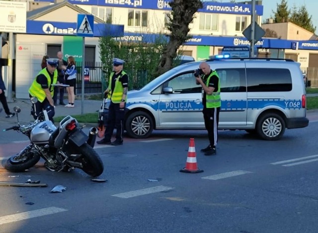 Po zderzeniu z samochodem motocykl przewrócił się. Kierujący nim mężczyzna został odwieziony do szpitala.