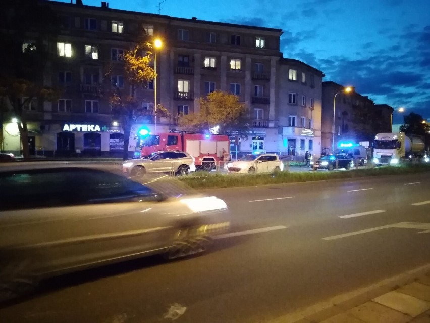 W Kielcach samochód uderzył w bariery. Kierowca był reanimowany