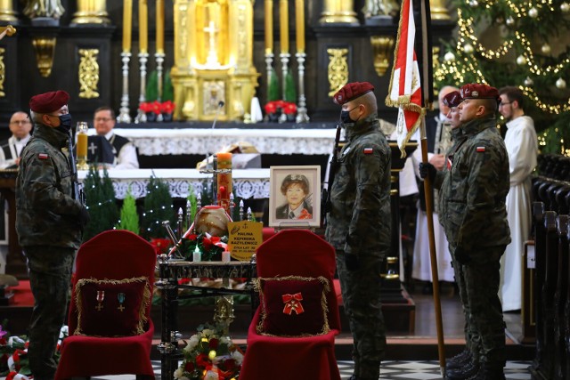 Pogrzeb ppłk. Haliny Kępińskiej-Bazylewicz ps. "Kora", legendarnej łączniczki 25. Pułku Piechoty AK w Piotrkowie,12.01.2022