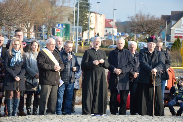 Rycerze Kolumba przy parafii NMP Królowej Polski zainicjowali niedzielny "Męski Różaniec" przy pomnika św. Jana Pawła II w Lęborku.