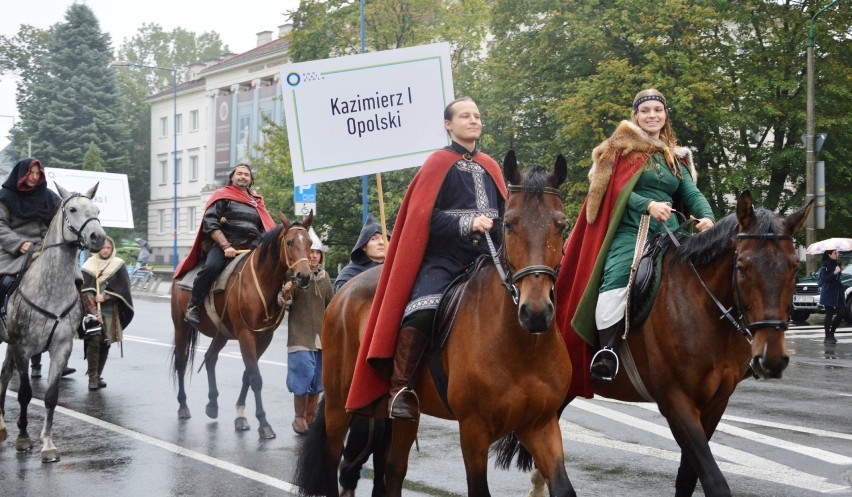 Historycznym postaciom towarzyszyli członkowie grup...