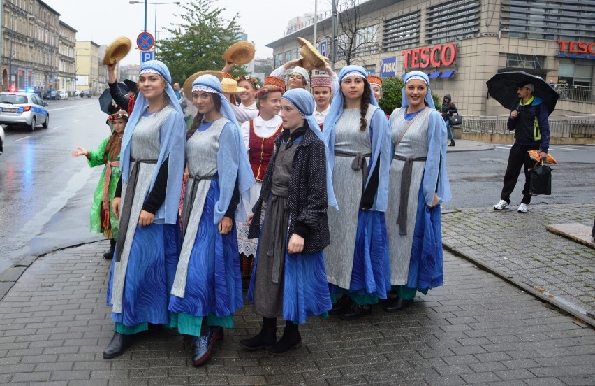 Historycznym postaciom towarzyszyli członkowie grup...