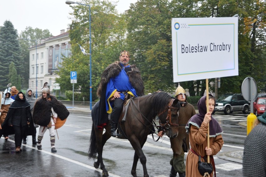 Historycznym postaciom towarzyszyli członkowie grup...