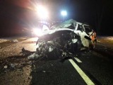 Czołowe zderzenie samochodów w Radoni. Zginął 51-letni kierowca z Tomaszowa Maz.
