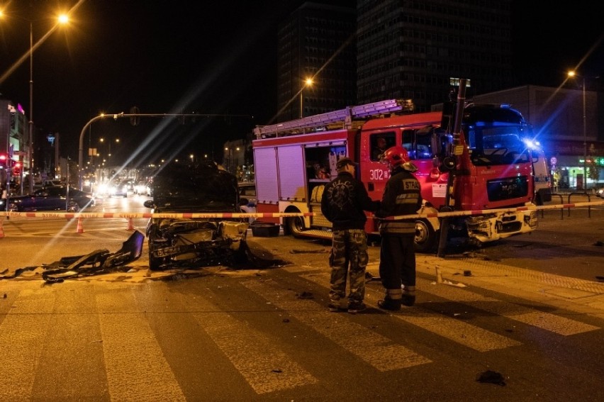 Wypadek na Piłsudskiego w Łodzi. Strażacy jechali na sygnale do pożaru. Zderzyli się z osobówką [FOTO]