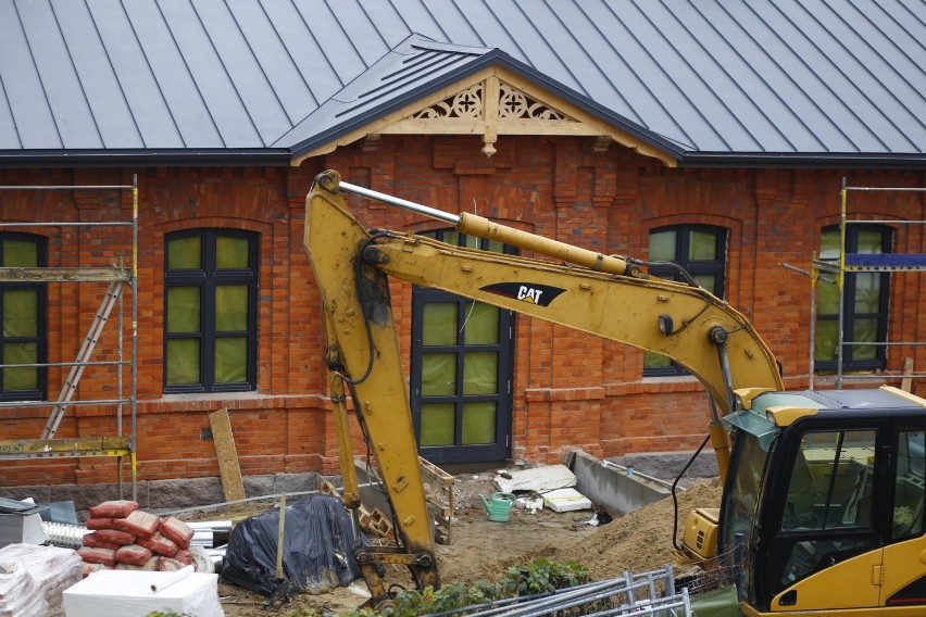 Wyremontowali XIX-wieczny zabytek kolejowy. Teraz otworzą w nim McDonald's, a obok postawią Biedronkę [ZDJĘCIA]