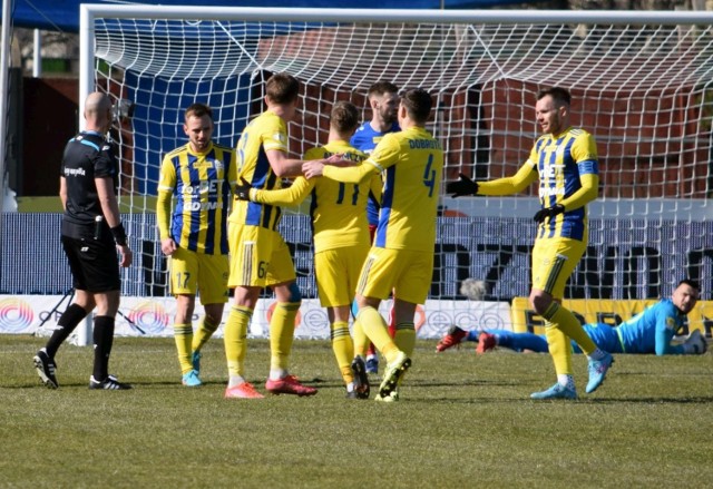 Arka Gdynia w tabeli Fortuna I ligi jest na czwartym miejscu. Prowadzi Miedź Legnica z dziesięcioma punktami przewagi nad drugim Widzewem Łódź. Jednak pod względem doświadczenia poszczególnych zawodników w Ekstraklasie niektóre pozycje różnią się niemal o 180 stopni.