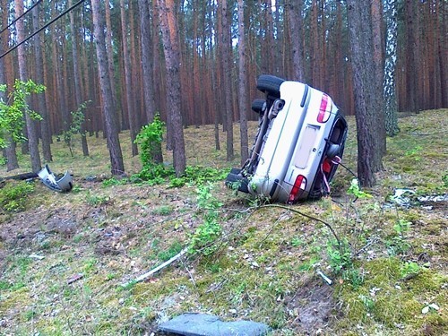 Koło Góry samochód zjechał z drogi, uderzył w słup i dachował