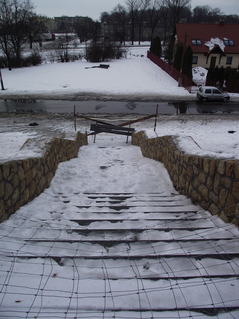 Internauta: Co dzieje się z nowymi schodami przy zamku w Będzinie?