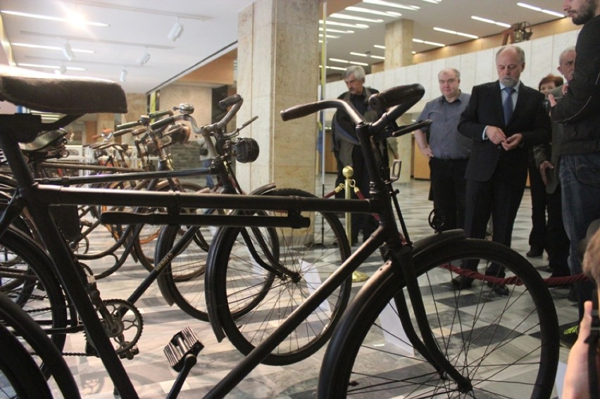 Wystawa zabytkowych rowerów w urzędzie wojewódzkim