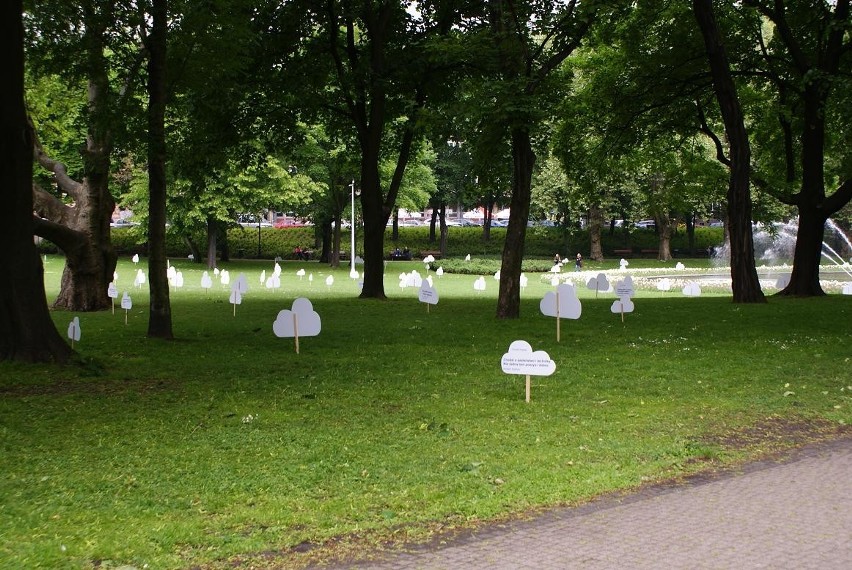 W Parku Mickiewicza pojawiły się chmurki z fragmentami...