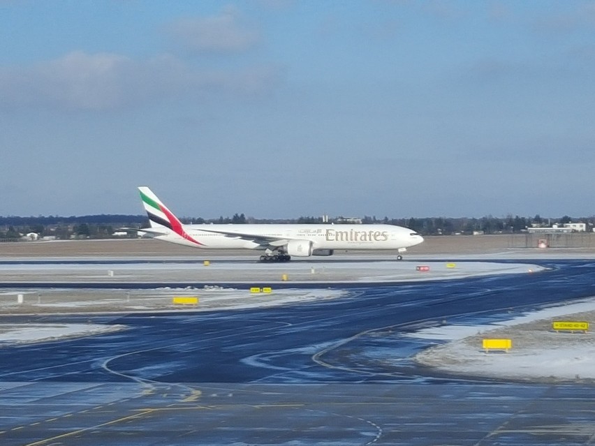 Poznań: Na Ławicy wylądował Boeing 777 - największy samolot...