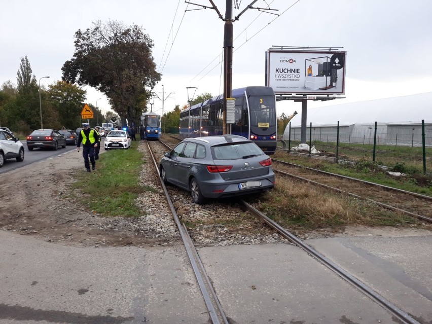 Wypadek na Kosmonautów. Zderzenie tramwaju z samochodem. Zablokowane torowisko [ZDJĘCIA]