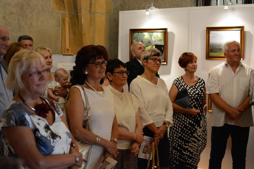 W otwarciu wystawy Anieli Jenczak udział wziął burmistrz...