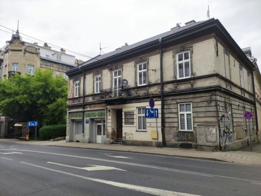 Obecny wygląd placu przed synagogą przy ul. Słowackiego w...