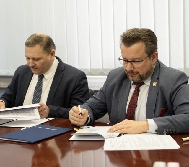 Umowę z wicemarszałkiem podpisał burmistrz Koluszek Waldemar Chałat (z lewej).